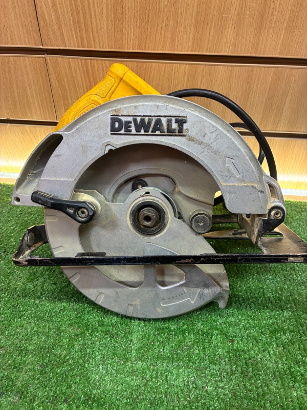 Циркулярная пила Dewalt DWE550